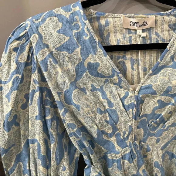 NWT Diane von Furstenberg Blue & White Pleated Printed Cotton Blouse Size 6 DVF - Picture 5 of 8